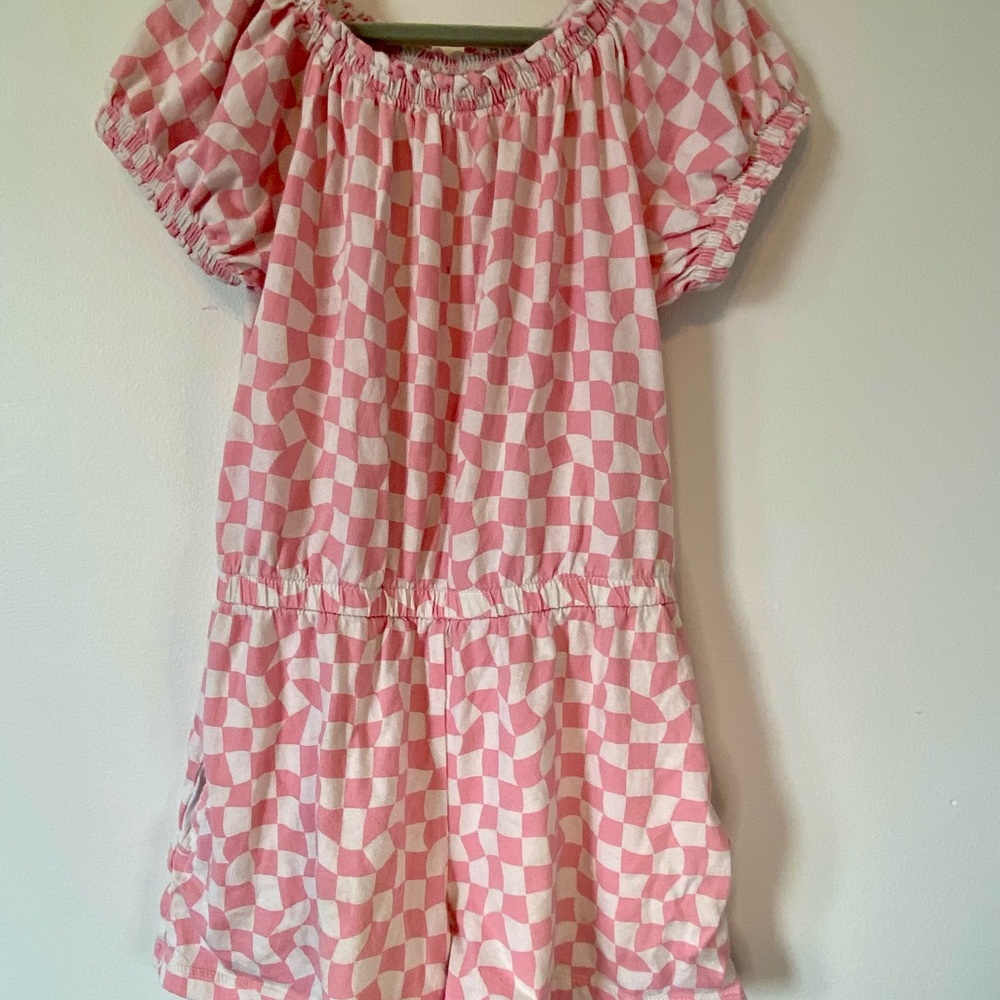 Old Navy Pink and White Patterned shorts romper. Size M (8)